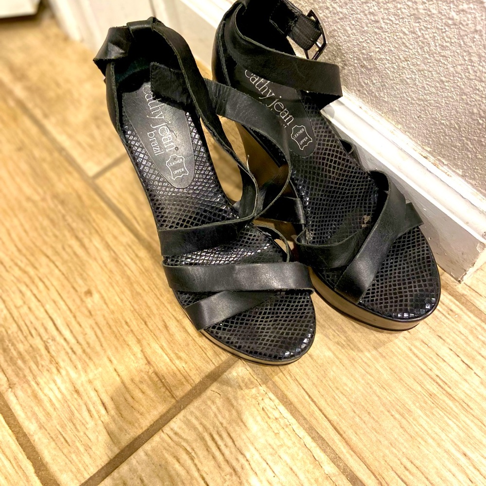 Cathy Jean black wedge size 8
